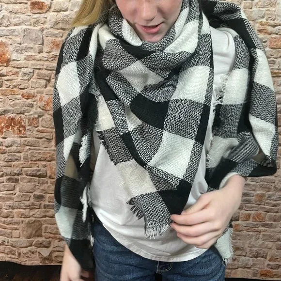 NWT Oversized Plaid Blanket Scarf - Picture 4 of 8